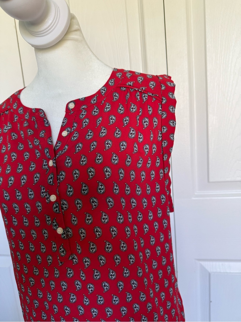 LOFT Red Sleeveless Printed Notch-Neck Blouse - Picture 3 of 4